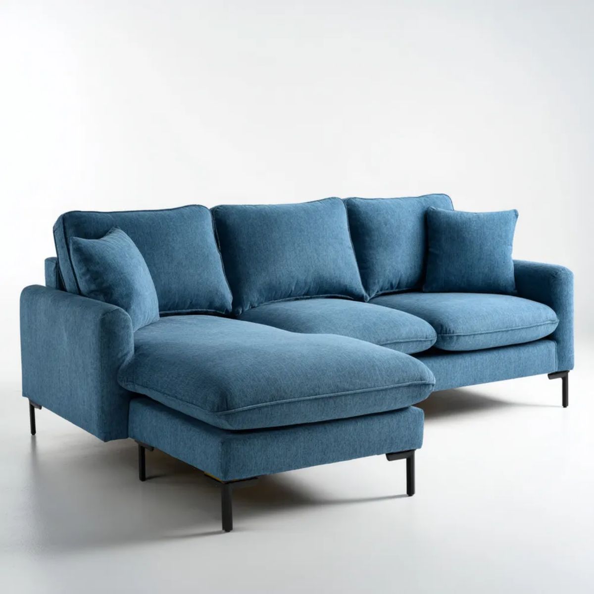 Niebieska sofa narożna z lewym szezlongiem z poliestru, czarne metalowe nogi, 260 × 165 × 86 cm